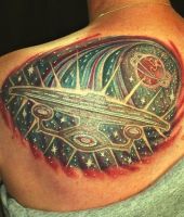 statek kosmiczny tatuaż na plecach