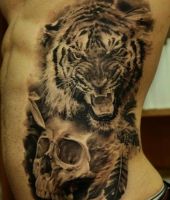 tygrys i czaszka tatuaż na żebrach
