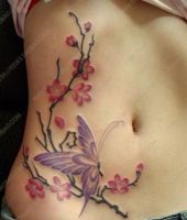 motyl i kwiaty wiśni tatuaże