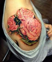 trzy róże tatuaże na barku