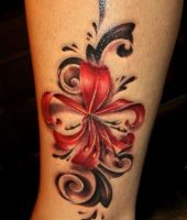 czerwony kwiatek tatuaż