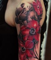 czerwone kwiaty tatuaże