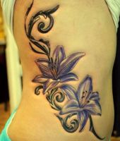 fioletowe kwiaty tatuaże