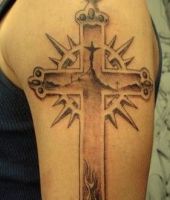 krzyż tatuaż na ramieniu