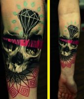 diament czaszka tatuaż na ręce