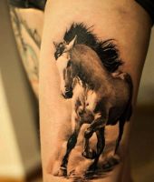 koń tatuaż na udzie