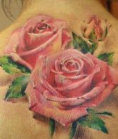 tatuaże róże na plecach