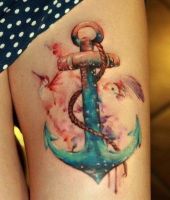 kotwica morska i ptaki tatuaże na udzie
