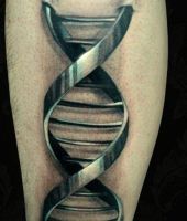 dna tatuaż na łydce