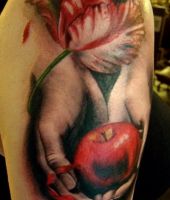 dłonie i jabło tatuaż