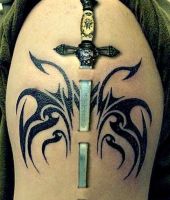 miecz i triabl tatuaże na ramieniu