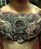 zegar róże skrzydłą czaszka tatuaże na klatce piersiowej