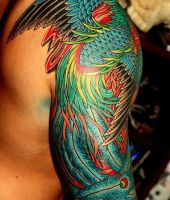 niebieski paw tatuaż na ramieniu