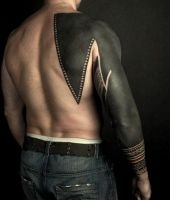 duży czarny tatuaż