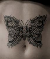 motyl tatuaż na brzuchu