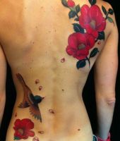 tatuaże czerwone kwiaty i ptak