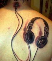 słuchawki tatuaż na plecach