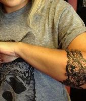 tatuaż na ręce kobiety