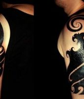 czarny tatuaż tribal