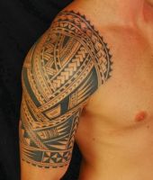 ciekawy tatuaż na ramieniu