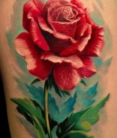 czerwona róża realistyczny tatuaż