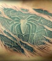 spiderman tatuaż pod skórą