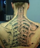 szkielet tatuaż na plecach