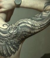 skrzydło tatuaż na plecach