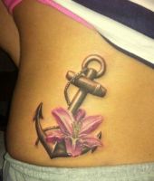 kotwica i kwiatek tatuaże