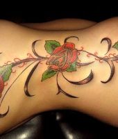 tatuaże róże na żebrach