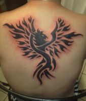 feniks wytatuowany na plecach