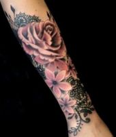 kwiaty i róże tatuaże