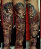róża i twarz tatuaże na ręce