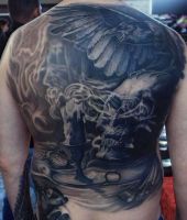 kruk i czaszka niesamowite tatuaże na plecach