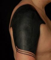 czarny tatuaż na ramieniu