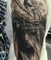 twarz kobiety i ptak tatuaże