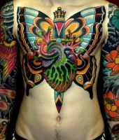 serce tatuaż na klatce piersiowej