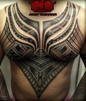 maori tatuaż na brzuchu
