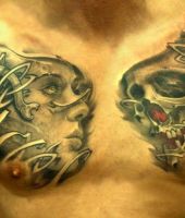 kobieta i czaszka tatuaże na klatce piersiowej