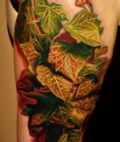 tatuaże liście na udzie