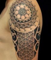 tatuaż na ramię dla mężczyzny