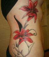 czerwone kwiaty tatuaże na żebrach