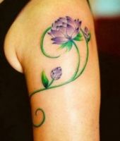 fioletowy kwiatek na ramieniu