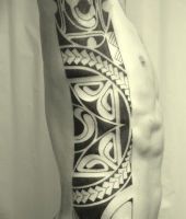 maori tatuaż na żebrach