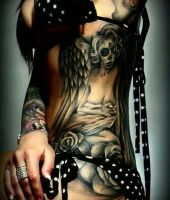 tatuaże na żebrach dla kobiety