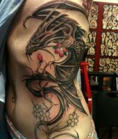 czarny smok tatuaż na żebrach