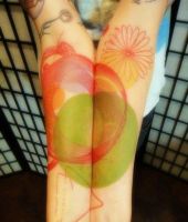 kolorowe tatuaże na rękach