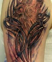tatuaże na ramionach wilk i tribal