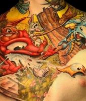 kolorowe tatuaże na klatce piersiowej