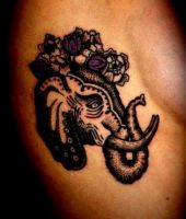 tatuaże słonie na żebrach